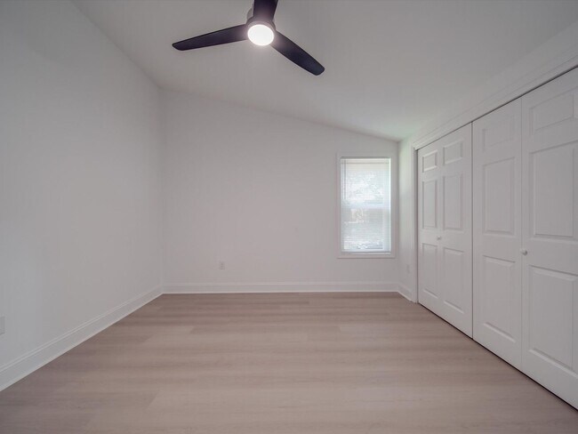 Building Photo - Beautifully Remodeled 3-bedroom, 2 bath house