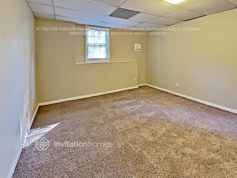 Building Photo - 559 Parliament St