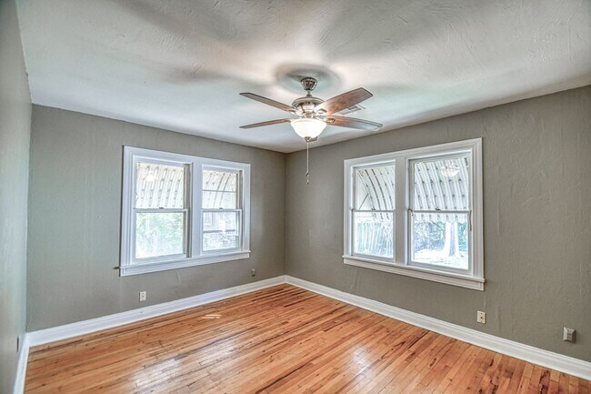 Building Photo - Charming Campus Home!
