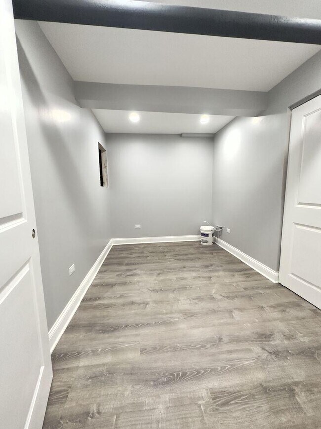Building Photo - 4 bedroom in Chicago IL 60660