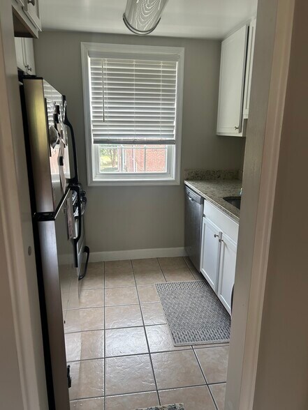 Kitchen - 4354 N Pershing Dr