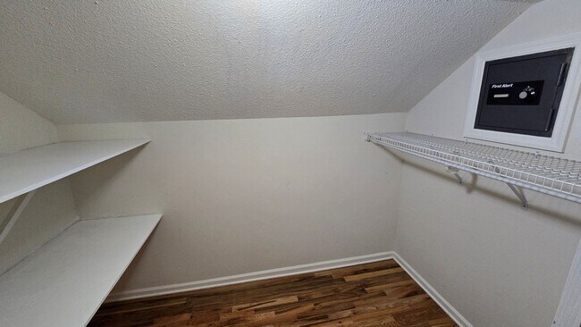 Building Photo - Beautiful Large home off of Mahan