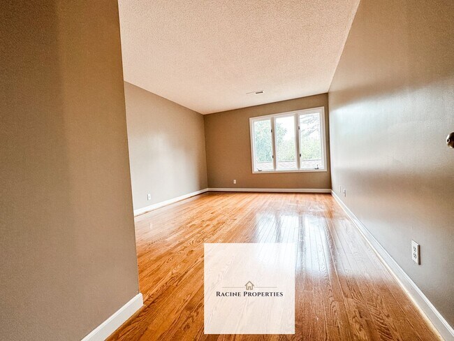 Building Photo - Townhouse available on Lake Hartwell—comes with a water view!