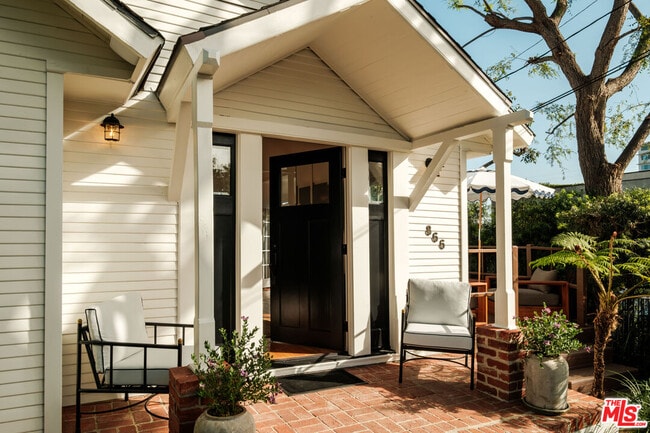 Building Photo - 866 N Doheny Dr