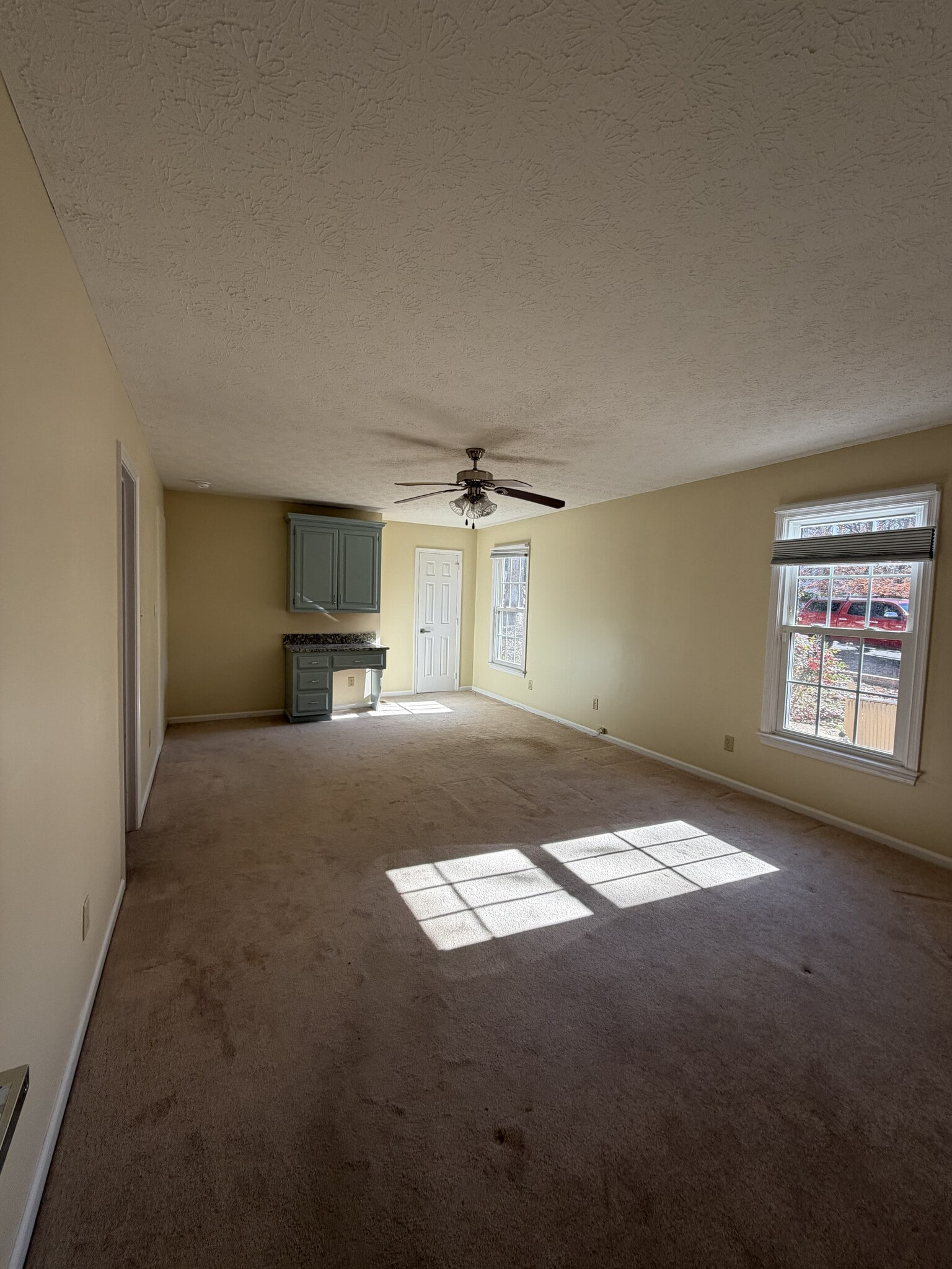 Large master bedroom w/desk + bonus closet - 2721 Linden Ln