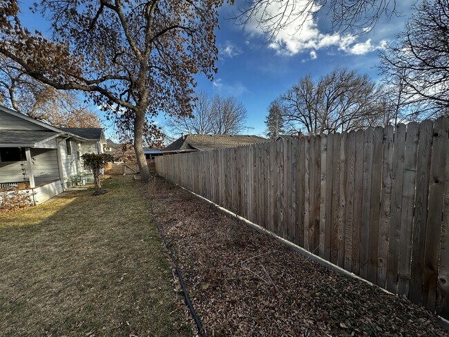 Building Photo - AVAILABLE NOW! "Charming 3-Bedroom Oasis with 2 Full Baths in the Sunset Neighborhood!"