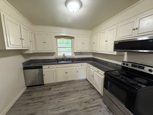 Building Photo - Spacious 3 Bedroom House