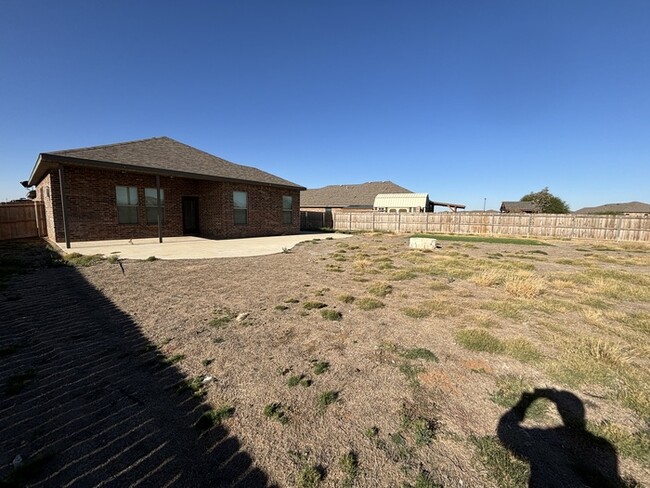 Building Photo - 3 bed 2 bath with 2 car garage located in ...