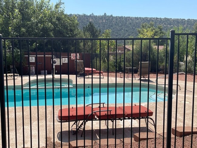 Building Photo - Tierra Sienna Condo- 6-Month Lease Term