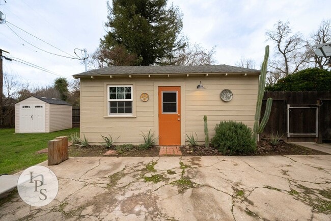 Building Photo - Beautiful Old Fig Home, 3BR/1BA, Huge Lot!...