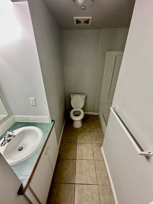 Building Photo - 947 E Augusta Ave