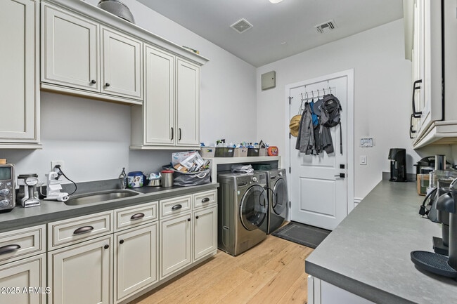 Building Photo - 3810 E Campbell Ave