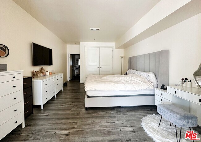 Building Photo - 1234 Wilshire Blvd