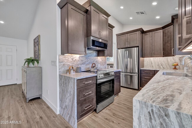 Building Photo - 1362 E Wickieup Ln