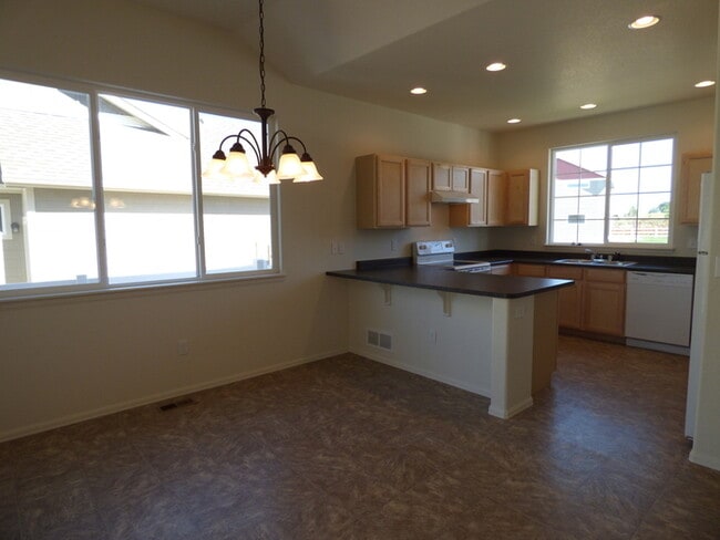 Building Photo - Two Story 3 Bed / 2.5 Bath Home in Windsor!