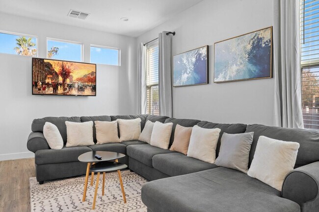 Primary Photo - 3757 E Van Buren St