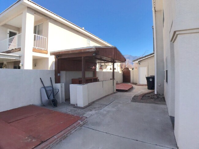 Building Photo - Stunning 4 bedroom in La Cueva area. Spacious layout. Refrigerated air! Extra Space!