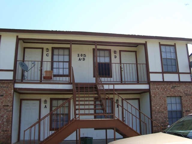Building Photo - 205 Roberts Cir