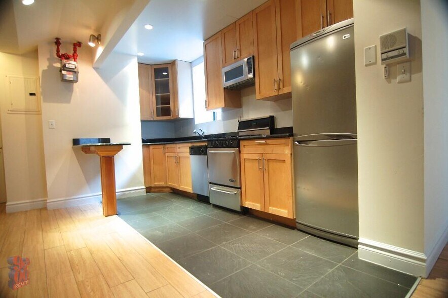 Primary Photo - 340 E 18th St