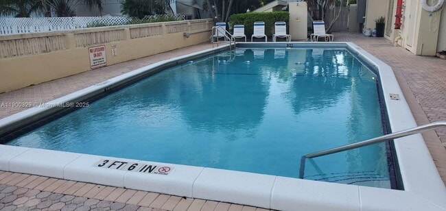 Building Photo - 900 NE 18th Ave