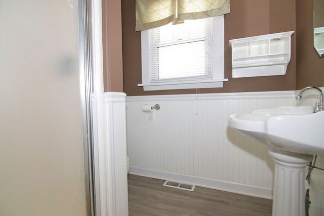 Building Photo - Great Location Steps From Main Street in Speedway!