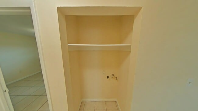Building Photo - Nice and Cozy 2 Bed/1 Bath Apartment