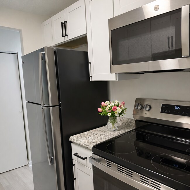Building Photo - Newly Renovated 2 Bedroom Apartment