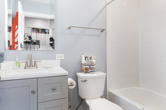 Building Photo - 4055 Prairie Ave