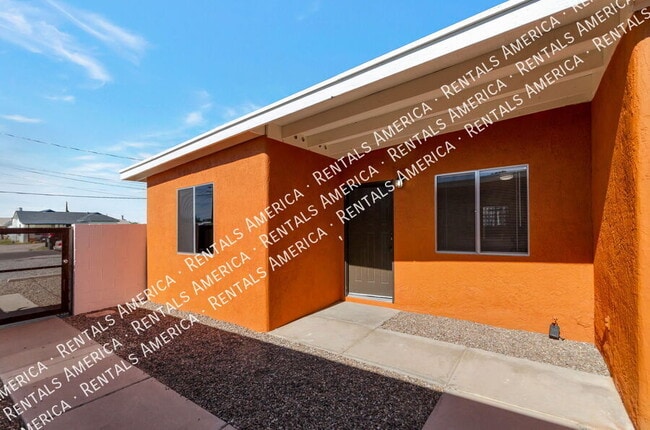 Building Photo - 1226 N Bryant Ave