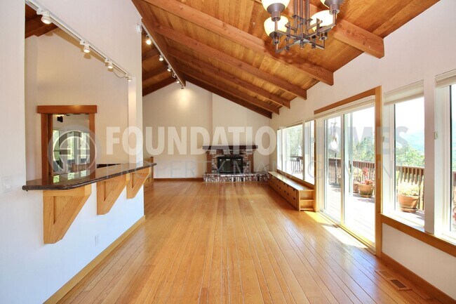 Building Photo - Spacious and Bright Tam Valley Home!  Mult...