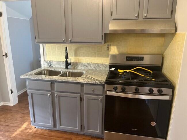 Building Photo - 305 N View St