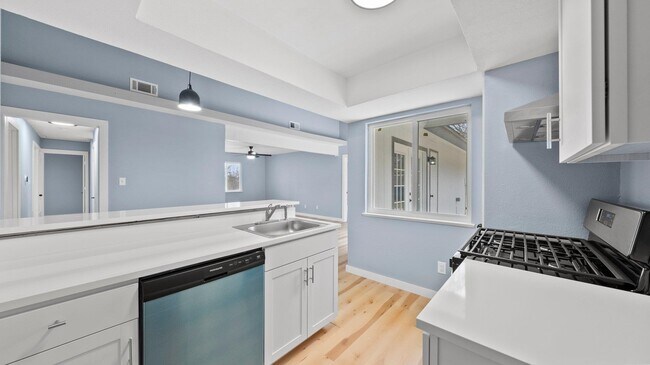 Building Photo - 1112 Village Green Dr