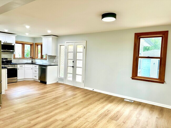 Building Photo - 1007 Pine St