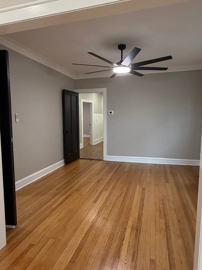 Building Photo - 6024 W Addison St