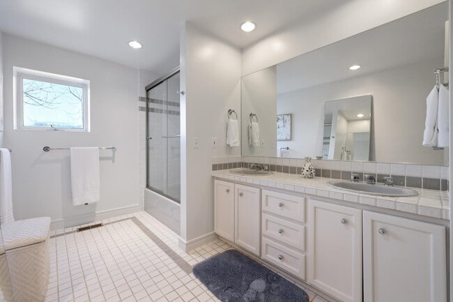 Building Photo - 20 Gilmartin Dr