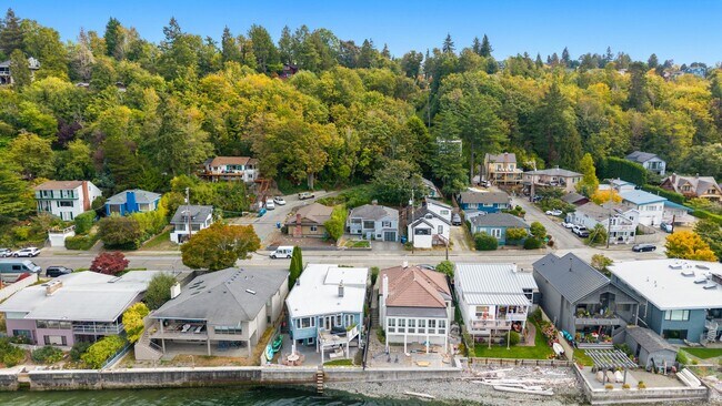 Building Photo - 5306 Beach Dr SW