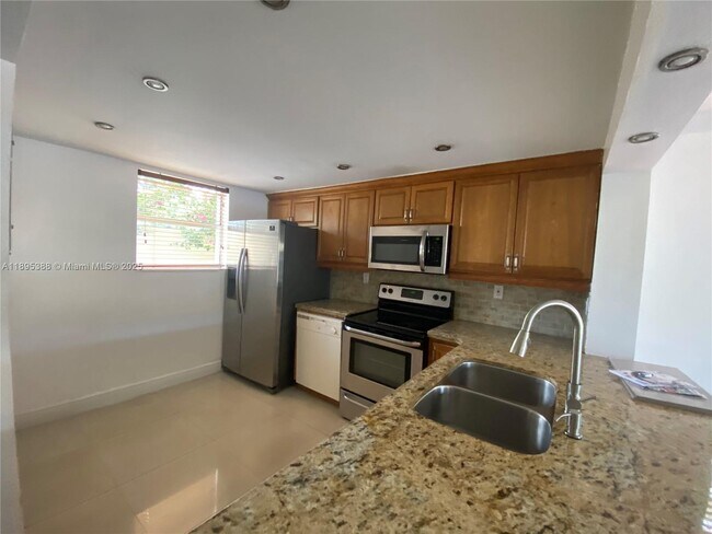 Building Photo - 8405 SW 137th Ave