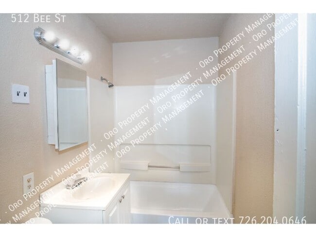 Building Photo - 512 Bee St