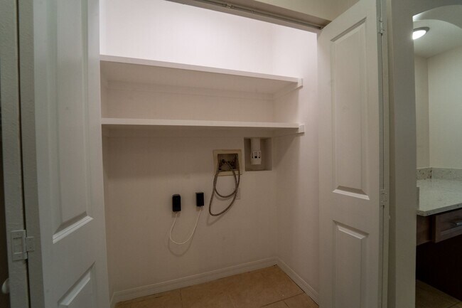 Building Photo - 3/2 Apartment with Garage