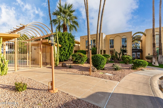 Building Photo - 6936 E 3rd St