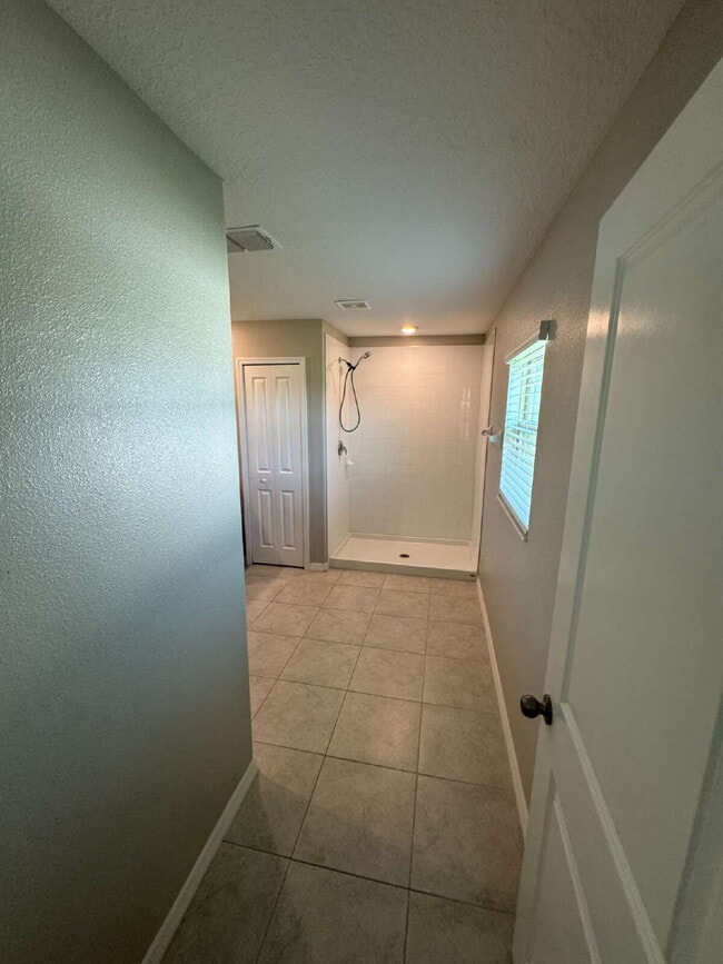Building Photo - "Spacious 4-Bed Oasis with 2.5 Baths on Ra...