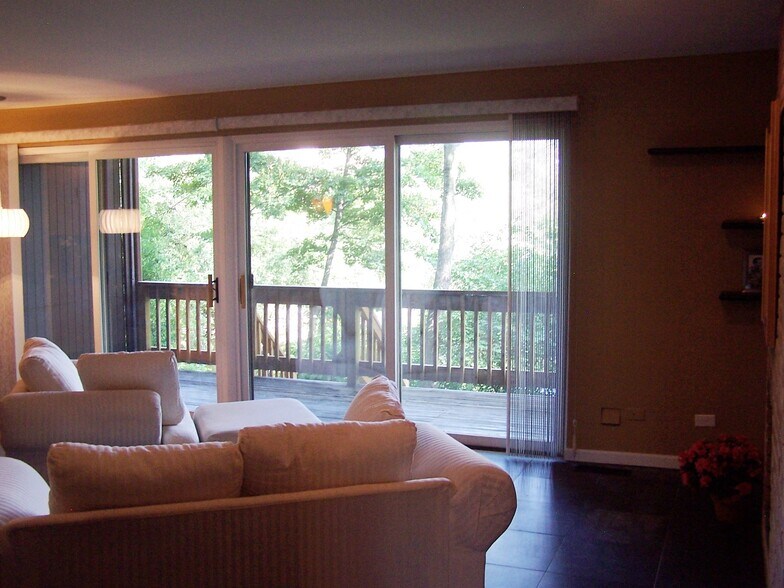 Building Photo - 5501 Lakeside Dr
