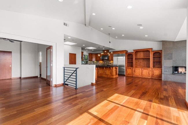 Building Photo - 1542 Manhattan Beach Blvd