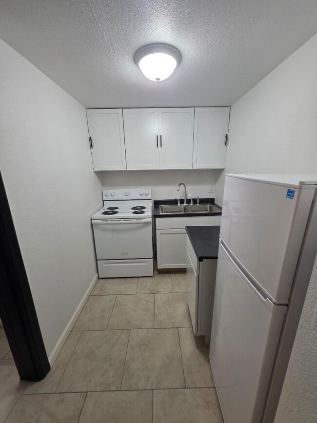 Building Photo - 311 E Thayer Ave