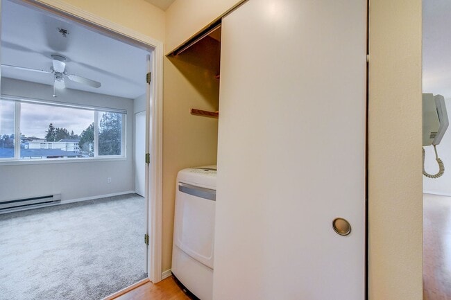 Building Photo - Commute-Friendly, Top-Floor, Totally Comfortable