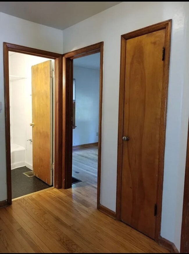 Building Photo - 4BR 2BA - Walk to campus!  Available Augus...