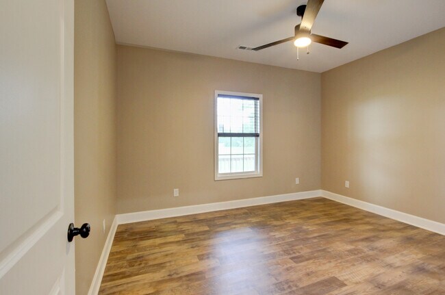Building Photo - 135 Riverbend Dr