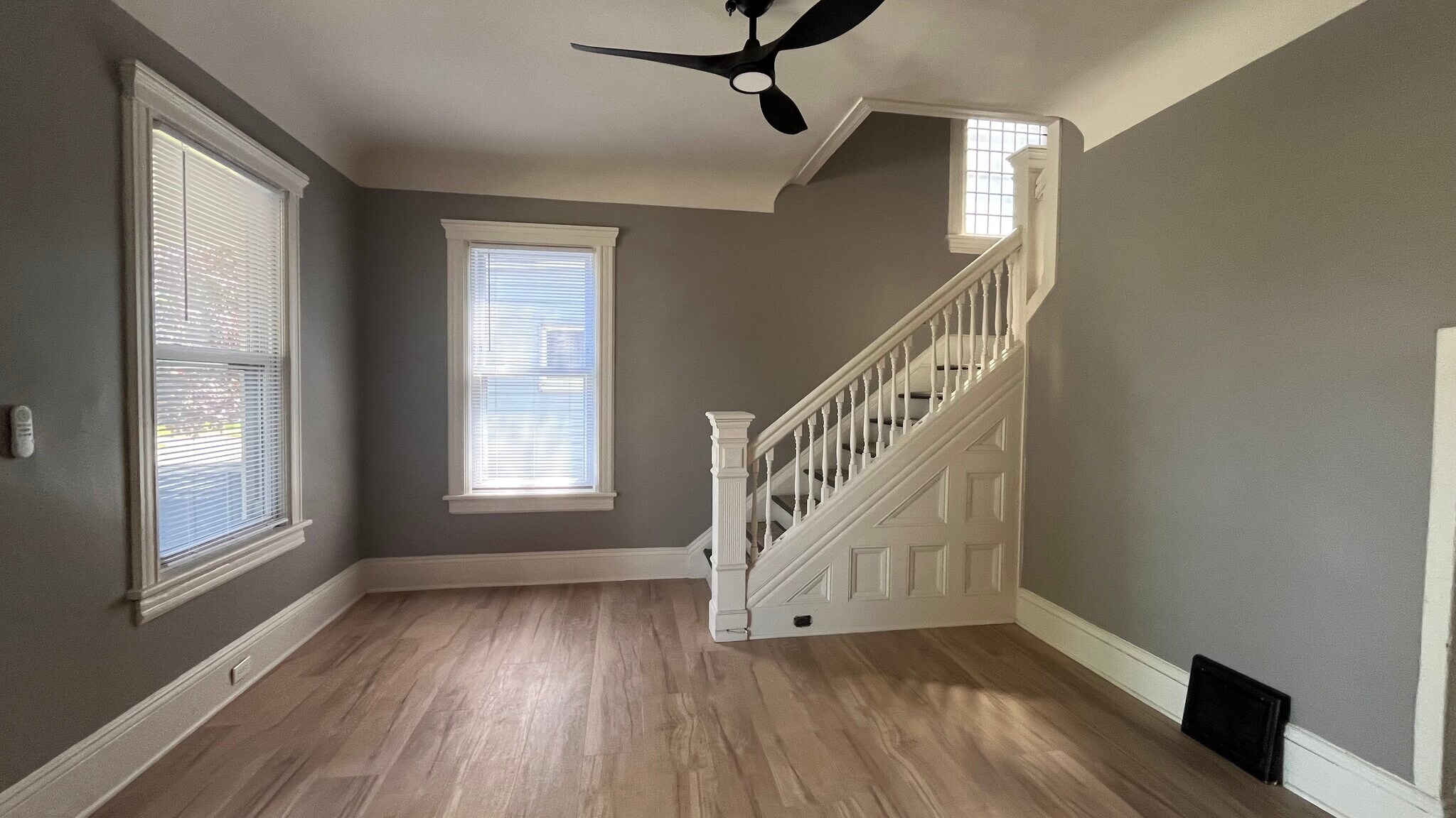 Foyer with stairs to bedrooms - 2366 E 85th St