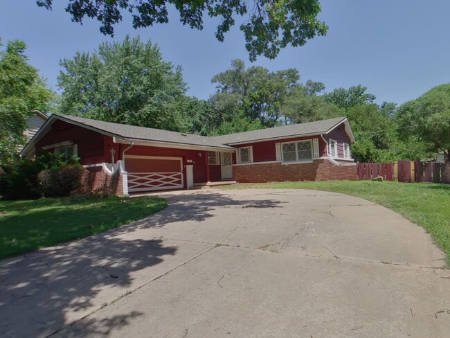 Primary Photo - 10000 W 9th St N