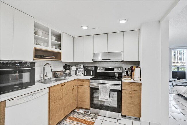 Building Photo - 100 Bayview Dr